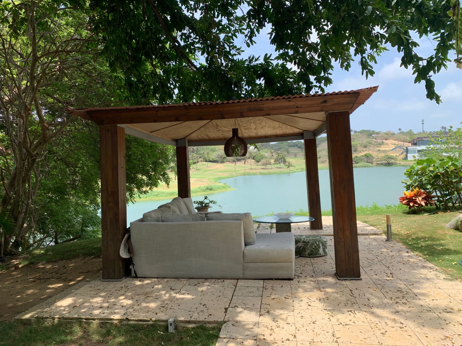 UNA CASA DE CRISTAL FRENTE AL LAGO