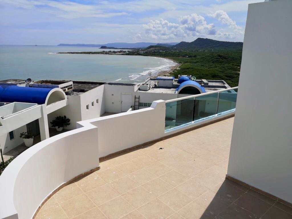 Disfruta de una vista impresionante del Mar Caribe desde una amplia y acogedora terraza de estilo mediterráneo.